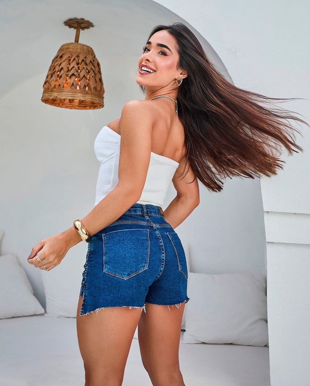 Vista 2 Shorts Feminino Boyfriend com Recorte e Aplicação de Strass 22498 Escura Consciência jeans