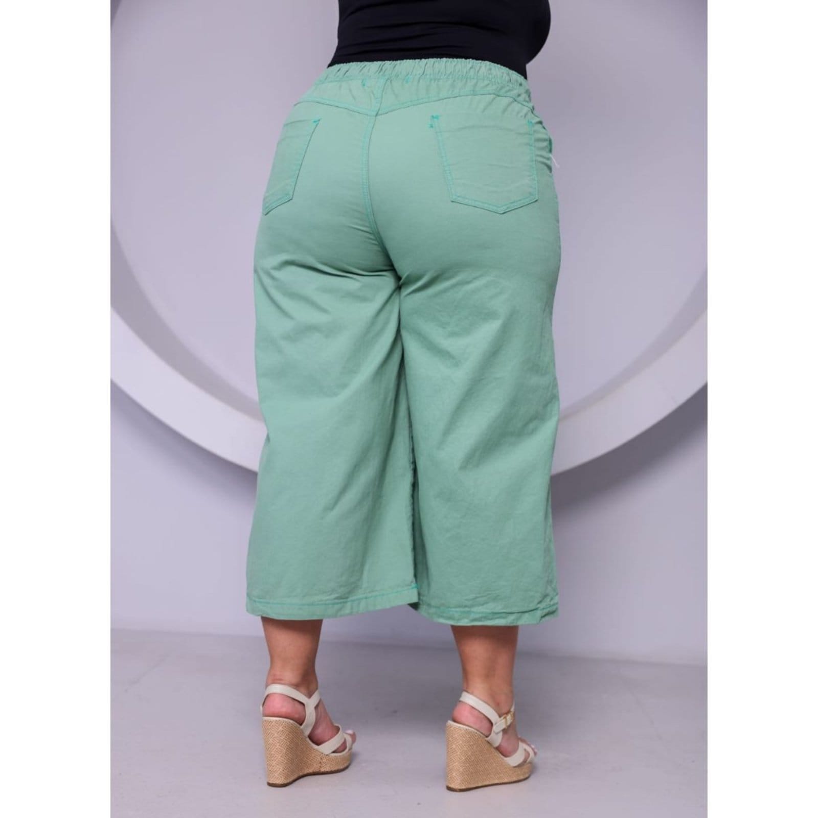 Vista 2 Calça Capri Pantacourt Feminina Plus Size Claro com Elástico na Cintura Alleppo Jeans verde