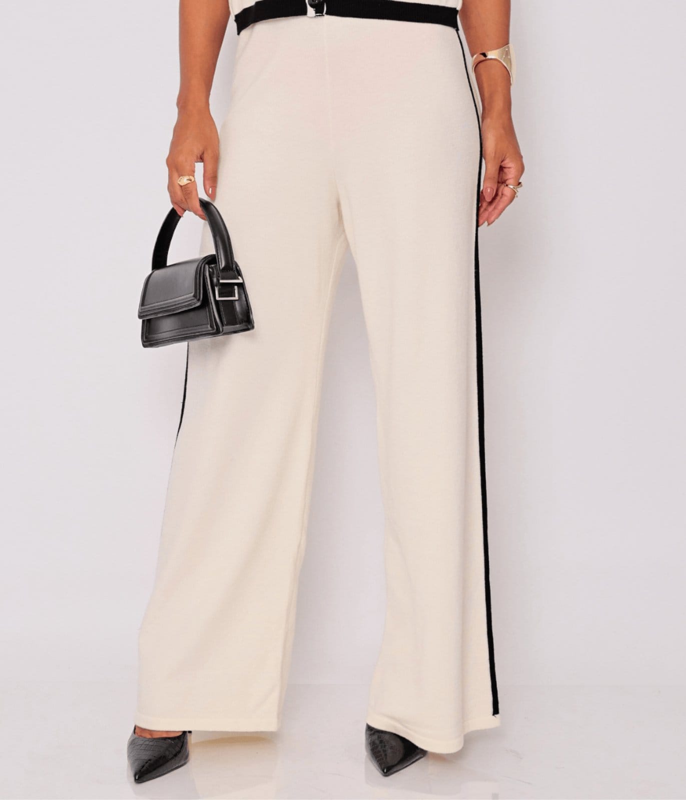 Vista 2 Conjunto Cherry Line Duas Peças Colete Botão Calça Tricô Off White E Preto Cherry Line off-white/preto white