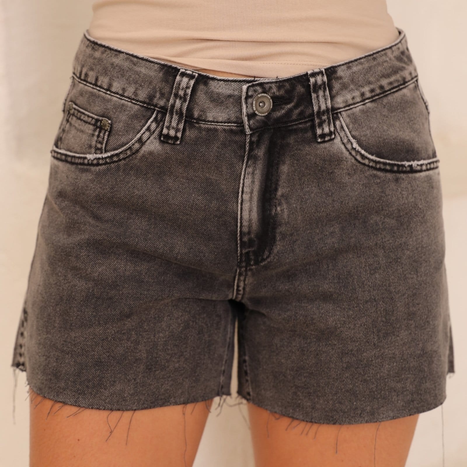 Vista principal Shorts Jeans Boyfriend Barra Cortada A Fio Feminino Revanche Primavalle Revanche unico