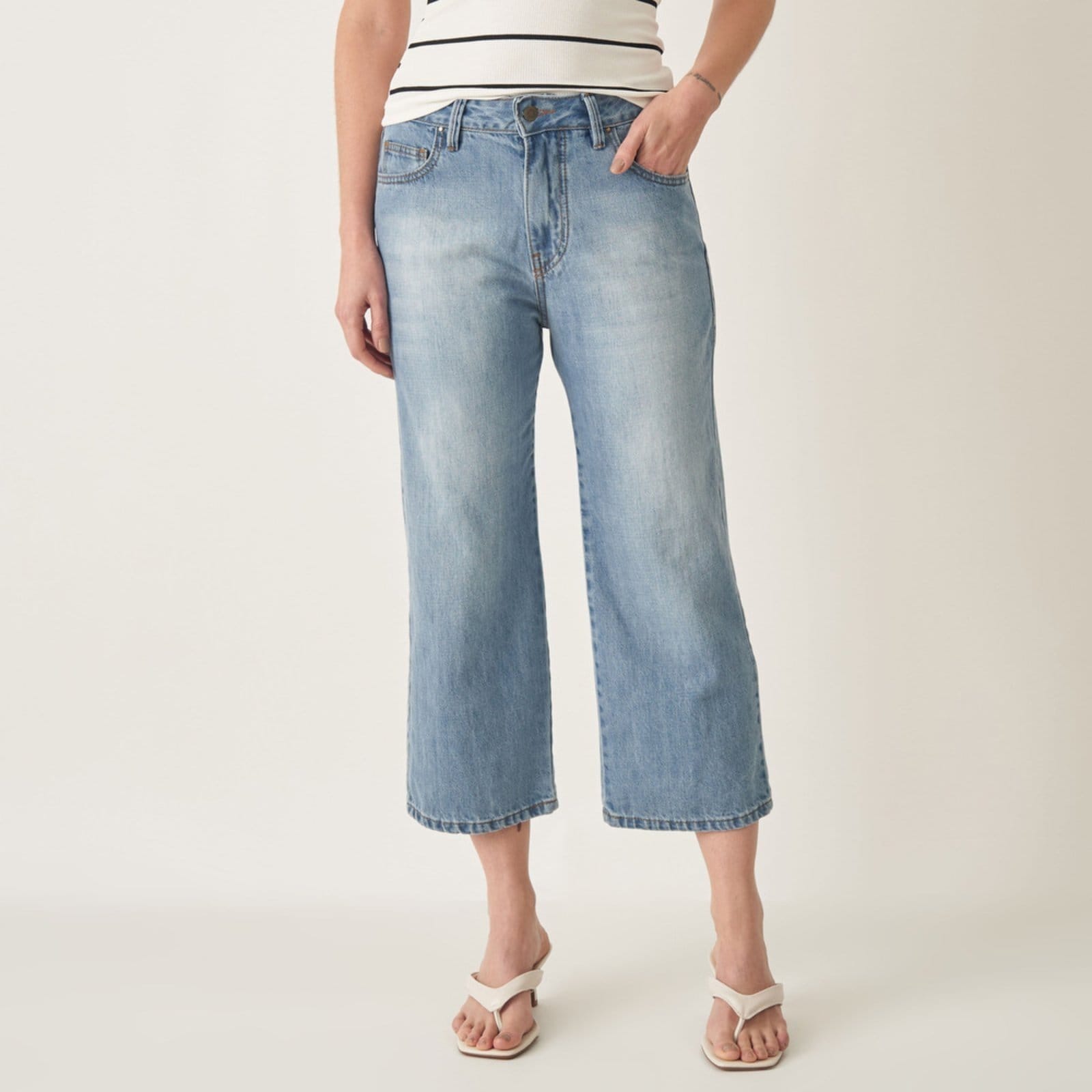 Calça Jeans Pantacourt Reta Delavê