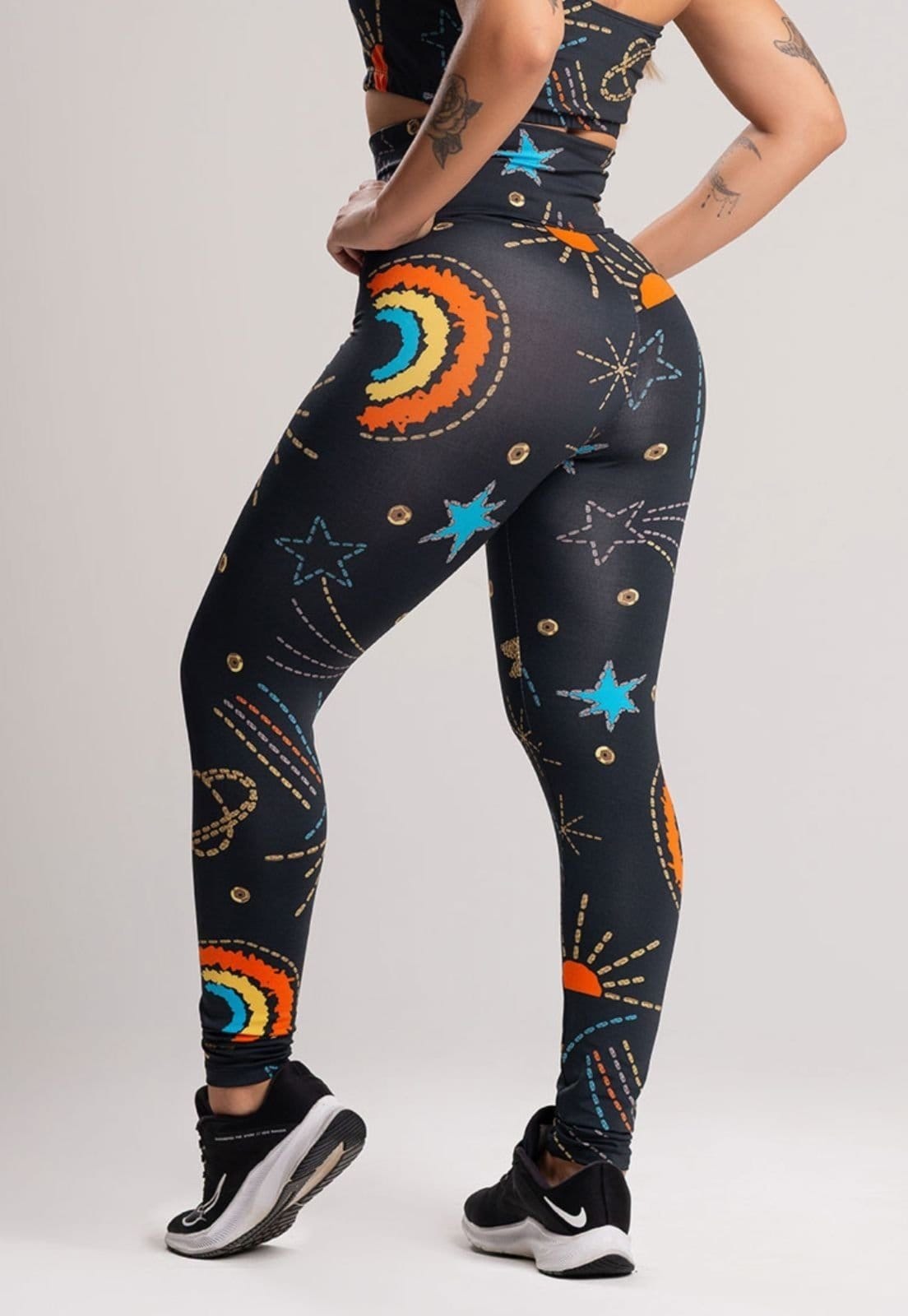 Vista 2 Calça Legging MVB Modas Cintura Alta Cosmic Mvb Modas estampado/marrom/multicolorido/preto