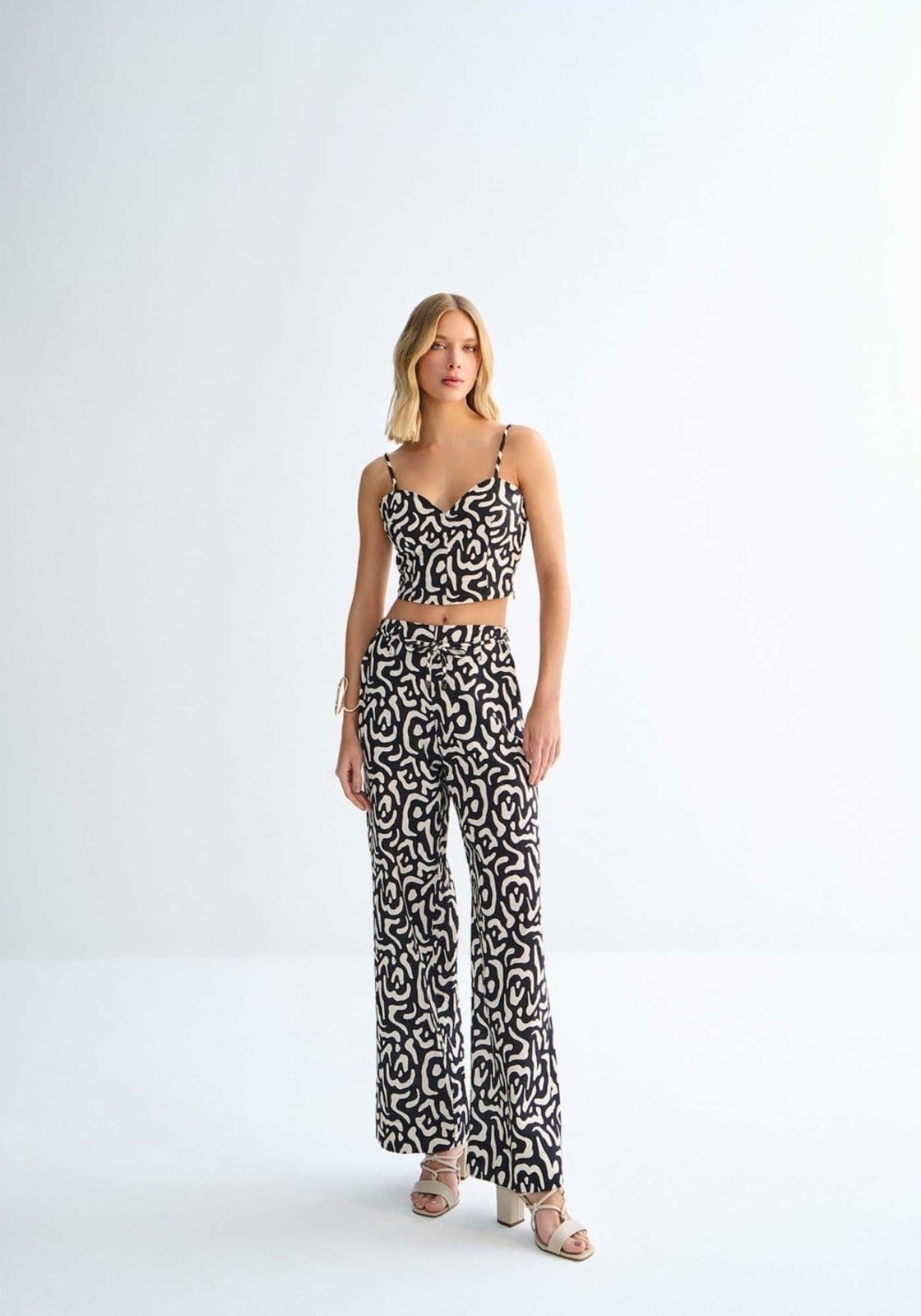 Calça Reta Cintura Alta em Linho Animal Print com Cinto