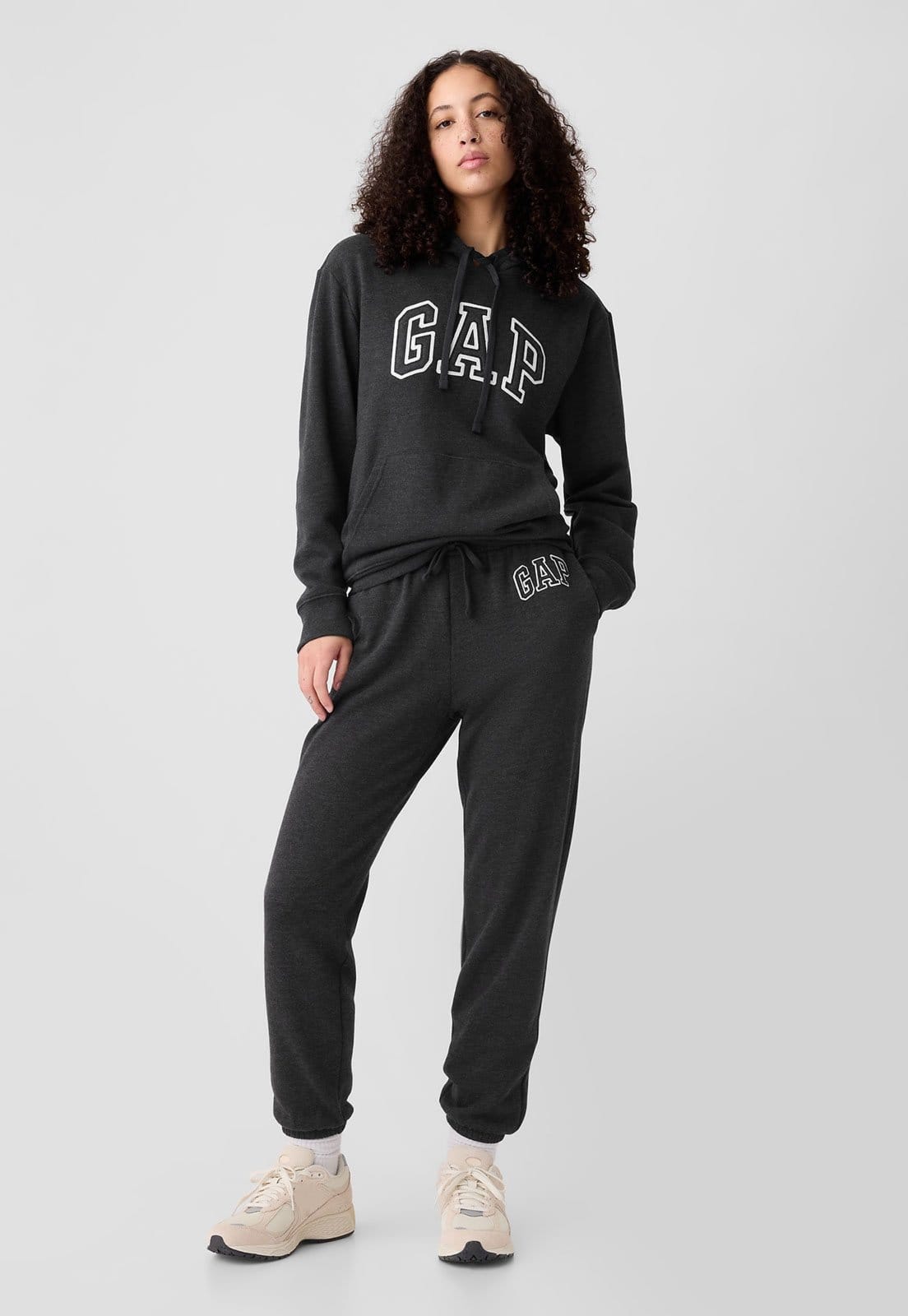 Vista principal Blusa de Moletom com Capuz Flanelada Fechada GAP Logo Bordado Grafite GAP cinza