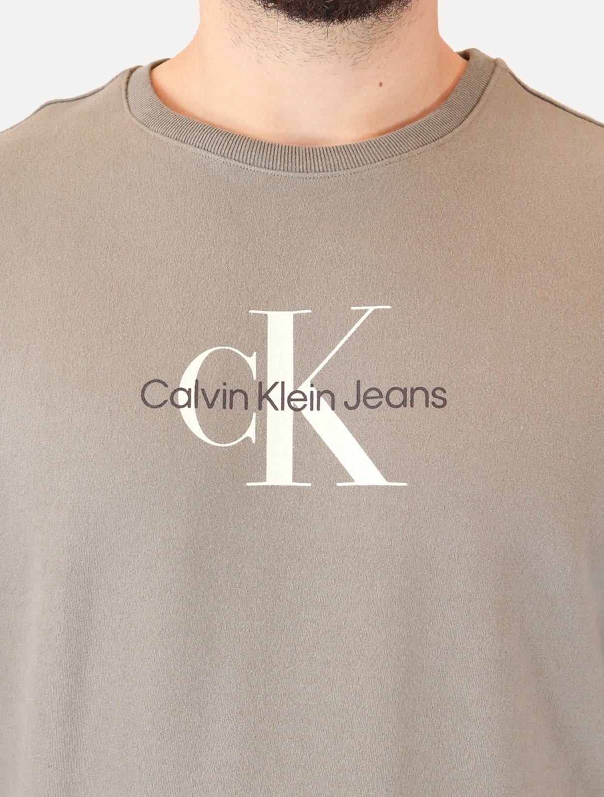 Vista 2 Moletom Calvin Klein Jeans Masculino Crewneck Logo New RE Issue Médio Calvin Klein cáqui