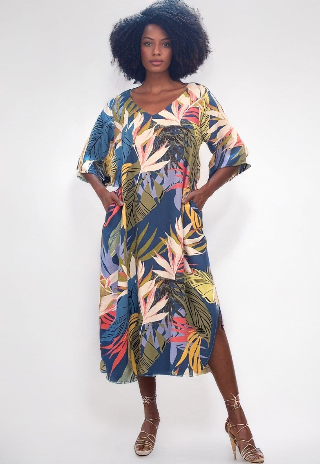 Vista 2 Vestido Midi Amazonia Vital Abapã Plano com Bolso Estampa Brisa Botânica Amazonia Vital amarelo/estampado/rosa/verde