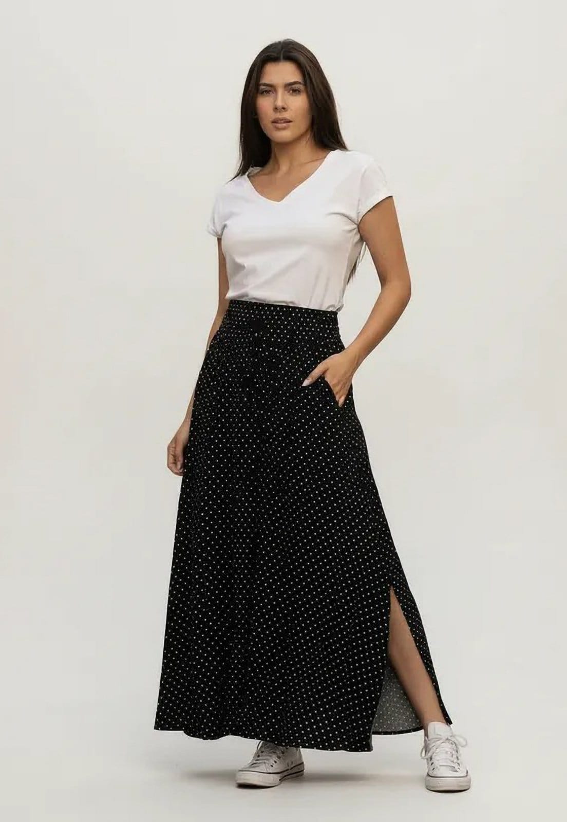 Vista 2 Saia Cabanafree Longa Viscose Preta Poá Cabanafree estampado