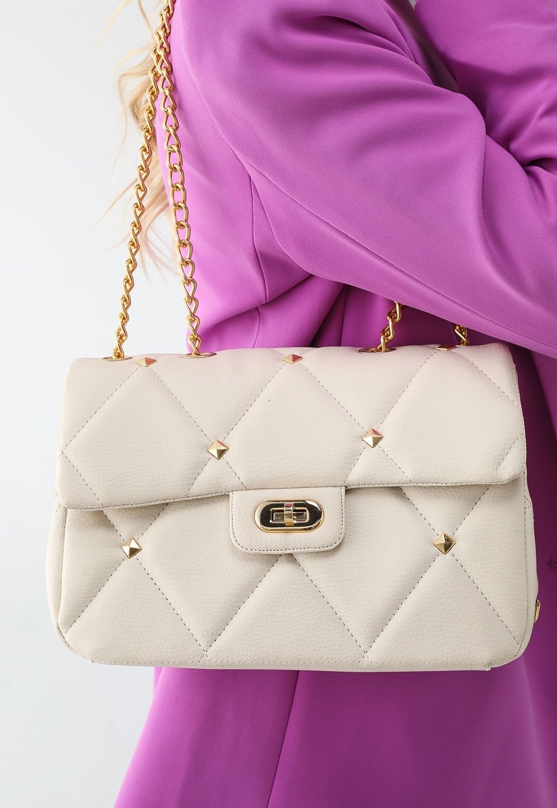 Vista principal Bolsa Feminina Maria Milão Spike Matelassê Off Maria Milão bege/branco/dourado/off-white