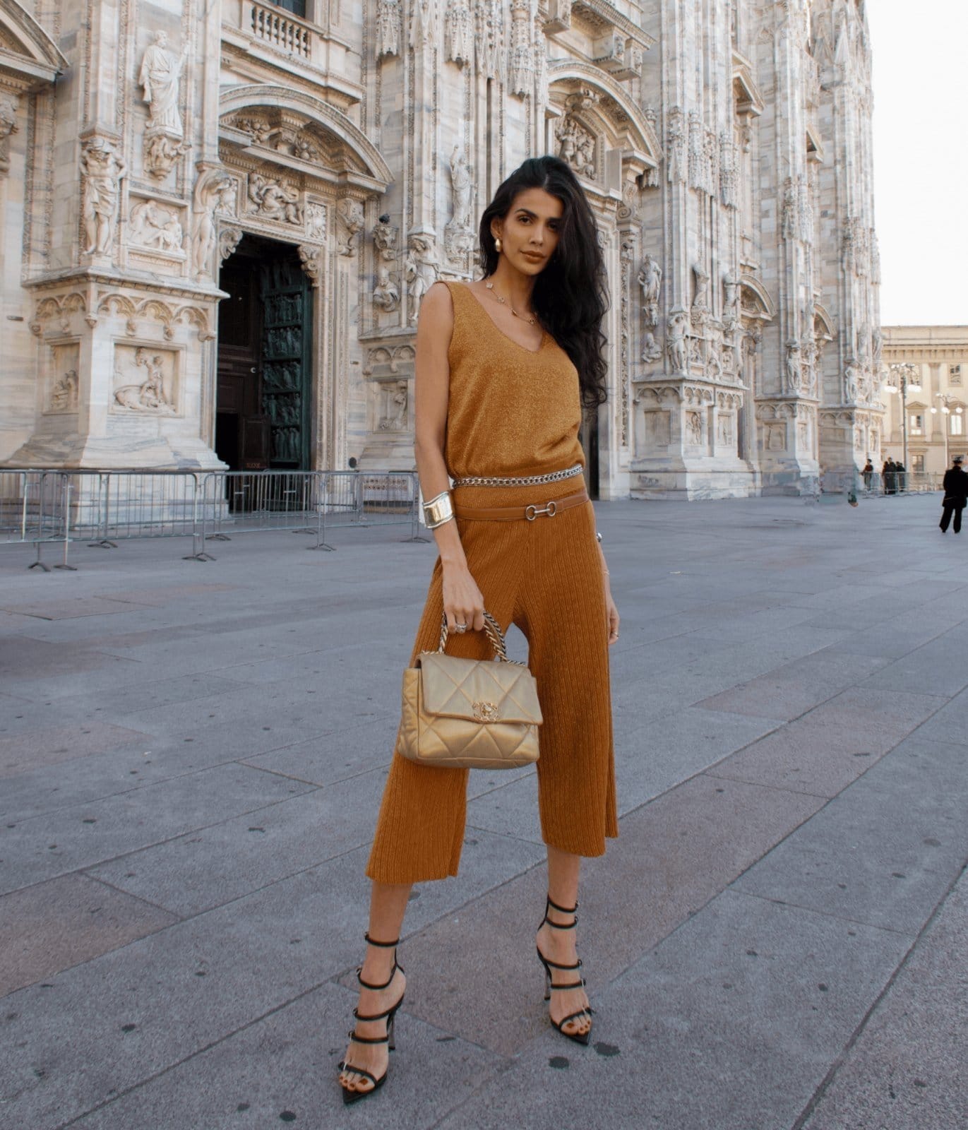 Vista principal Conjunto Cherry Line Blusa Regata Decote V Calça Pantacourt Lurex Feminino Cherry Line dourado