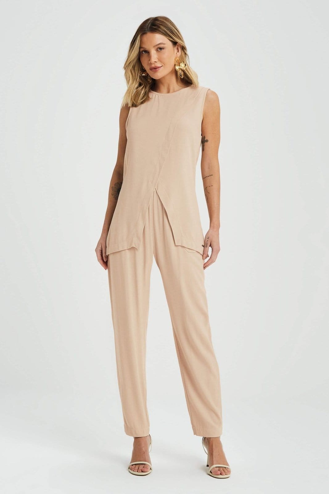 Vista 2 Calça Feminina Creponada Com Bolsos Marialícia Marialícia bege