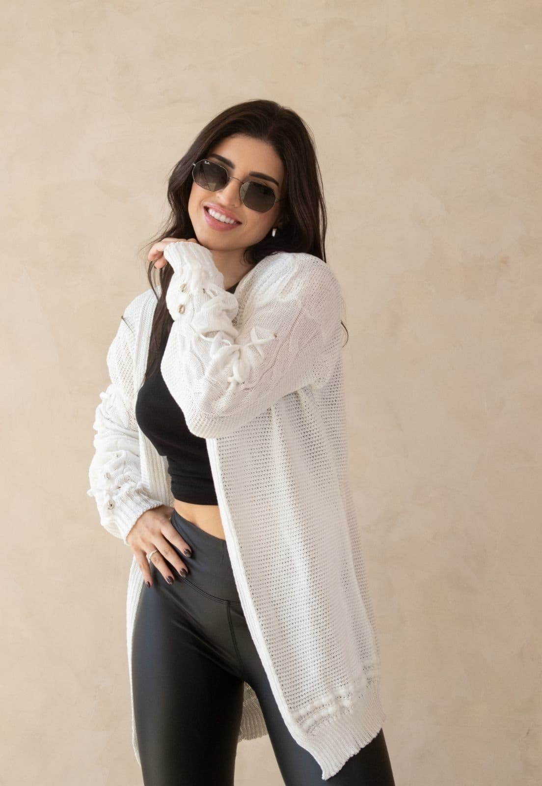 Vista 2 Cardigã Tricot Detalhes Trançados na Manga Longa Inverno Noruega Cia do Vestido branco