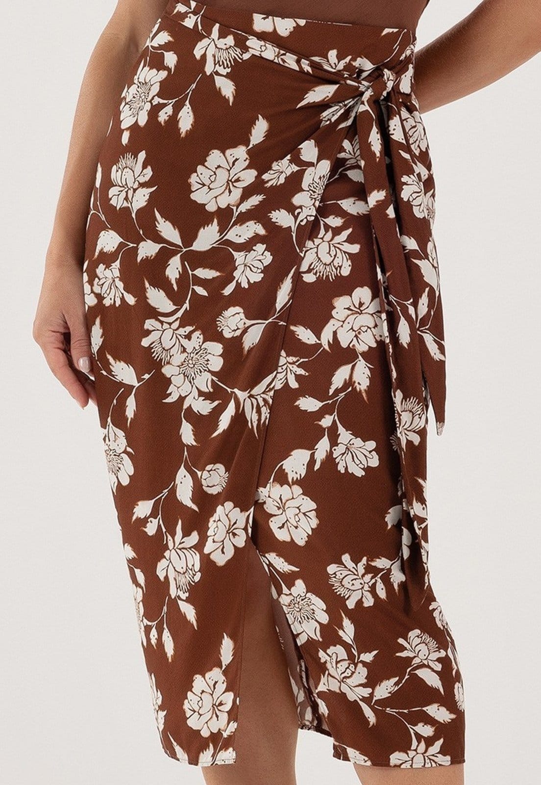 Vista 2 Saia Longuete com Estampa Floral Marrom e Off White Liara Principessa marrom white