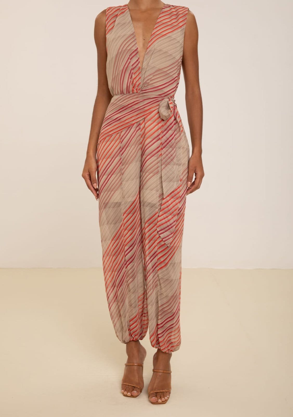 Vista 2 Macacão Maria Valentina Solto Decote V Sem Manga Longo Maria Valentina bege