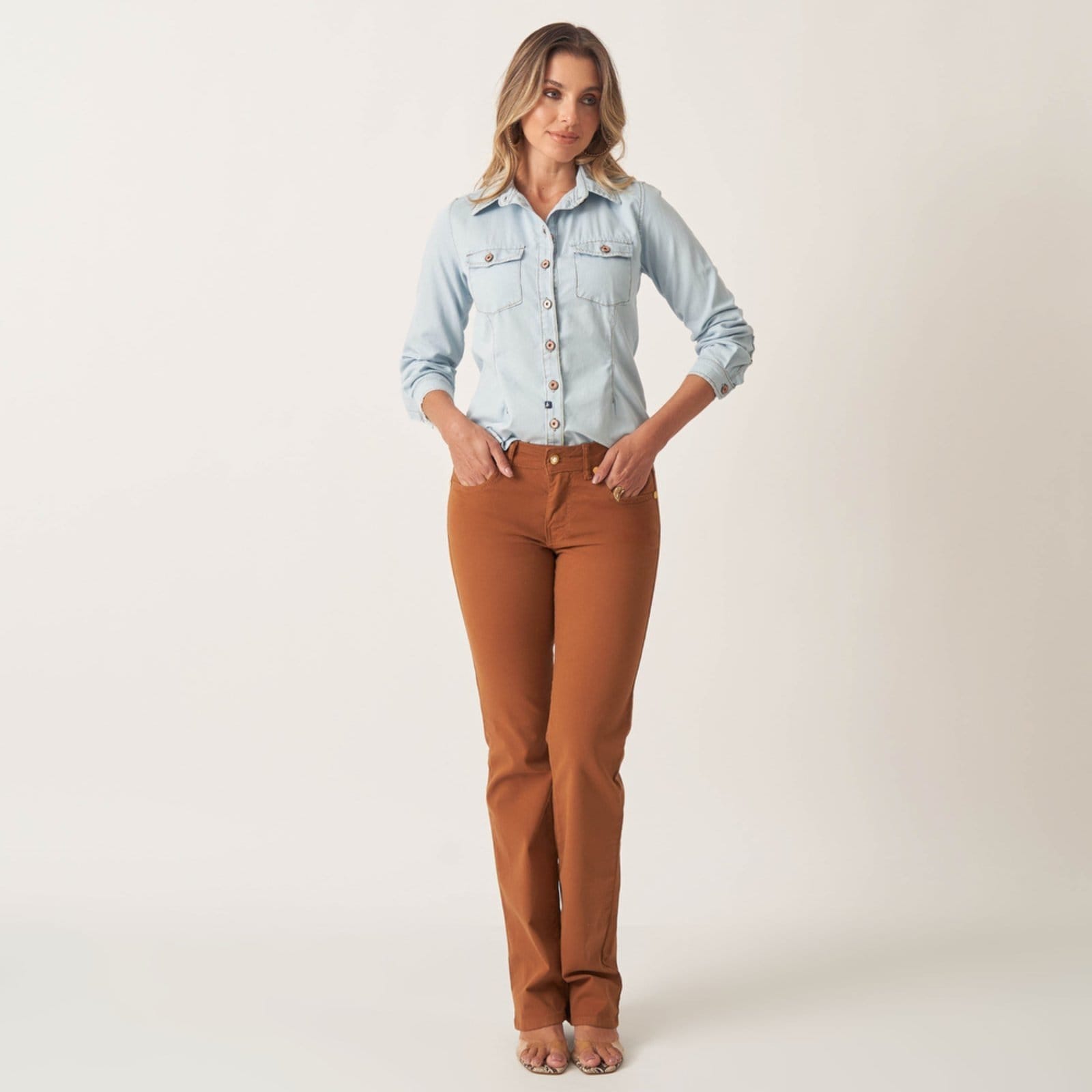 Vista 2 Calça Jeans Confort Reta Judy Basica Cintura Média Bloom marrom