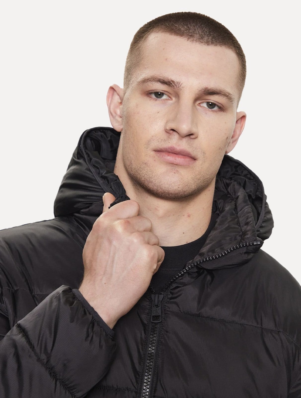 Vista 2 Jaqueta Calvin Klein Jeans Masculina Padded Hoodie Preta Calvin Klein preto