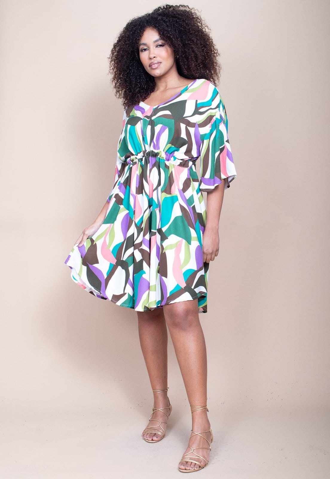 Vista principal Vestido Curto CabanaFree Caaxixá Viscose com Cordão na Cintura Estampa Encanto Botânico Cabanafree azul/branco/estampado/marrom