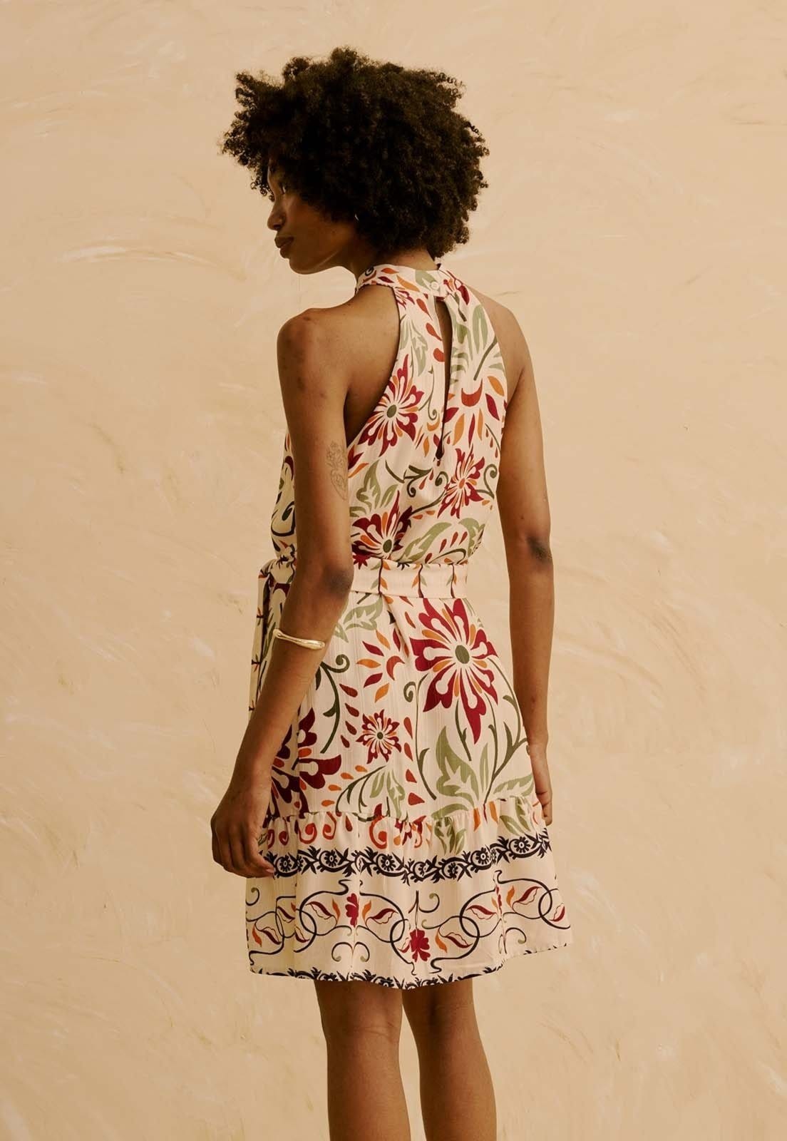 Vista 2 Vestido Curto com Detalhe de Faixa Estampado Flor de Mashua CaCay off-white