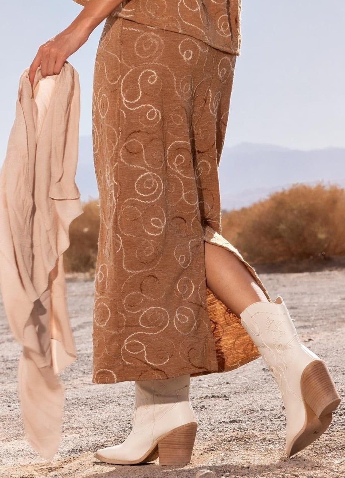 Vista 2 Saia Feminina Bordado Abstrato Em Malha Bordada Quintess marrom