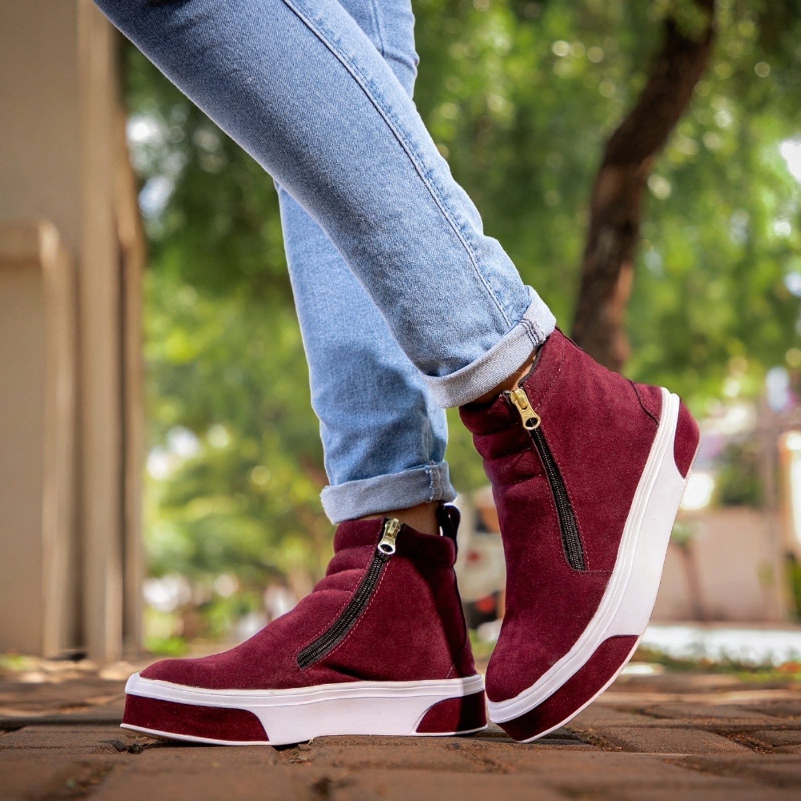 Vista 2 Tênis Feminino GuGi Botinha Para Academia Musculação Em Camurça Com Sola Reta Bordô Gugi caramelo