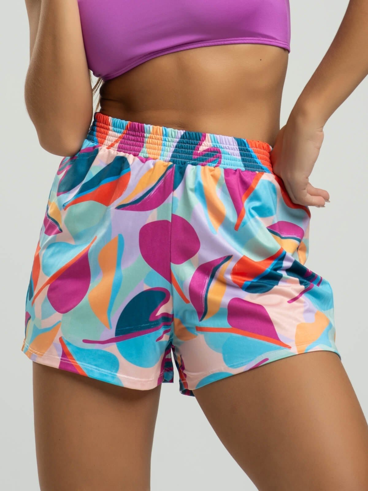 Vista 2 Short Curto Feminino Proteção Uv 50+ Moda Saída de Praia Vicbela Colorido Vicbela estampado/multicolorido