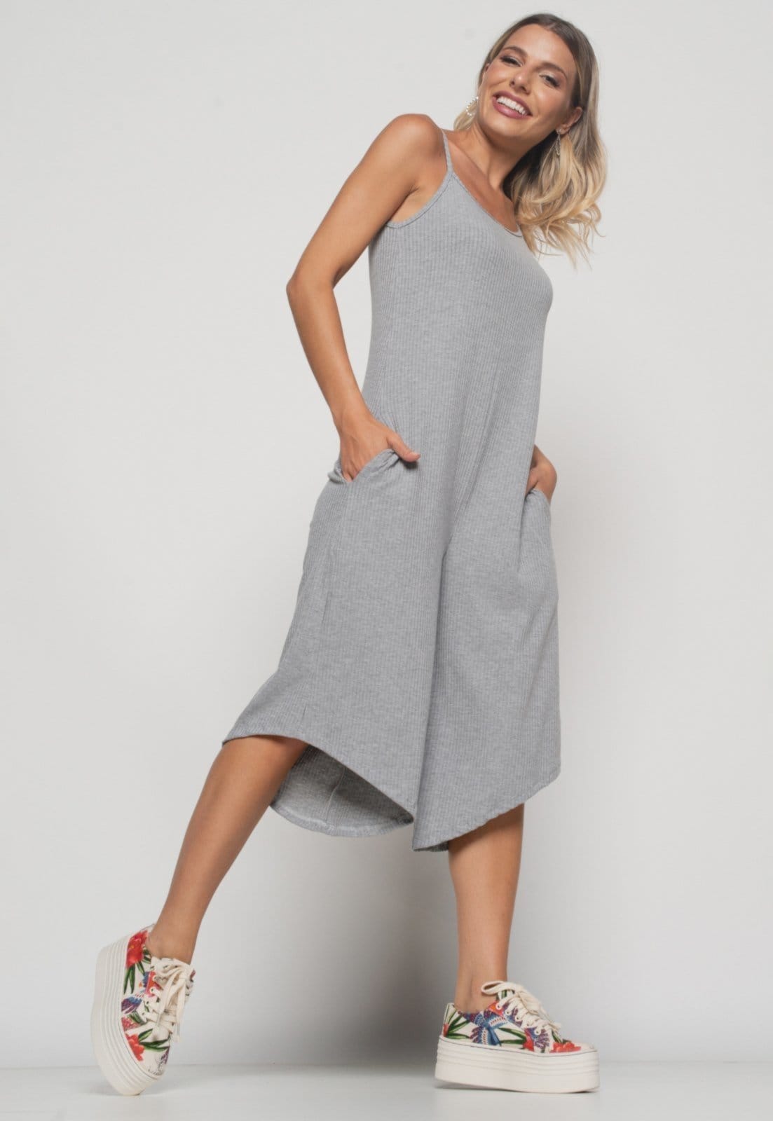 Vista 2 Macacão Alça Fina Salvatore Pantacourt Canelado Mescla Salvatore Fashion cinza