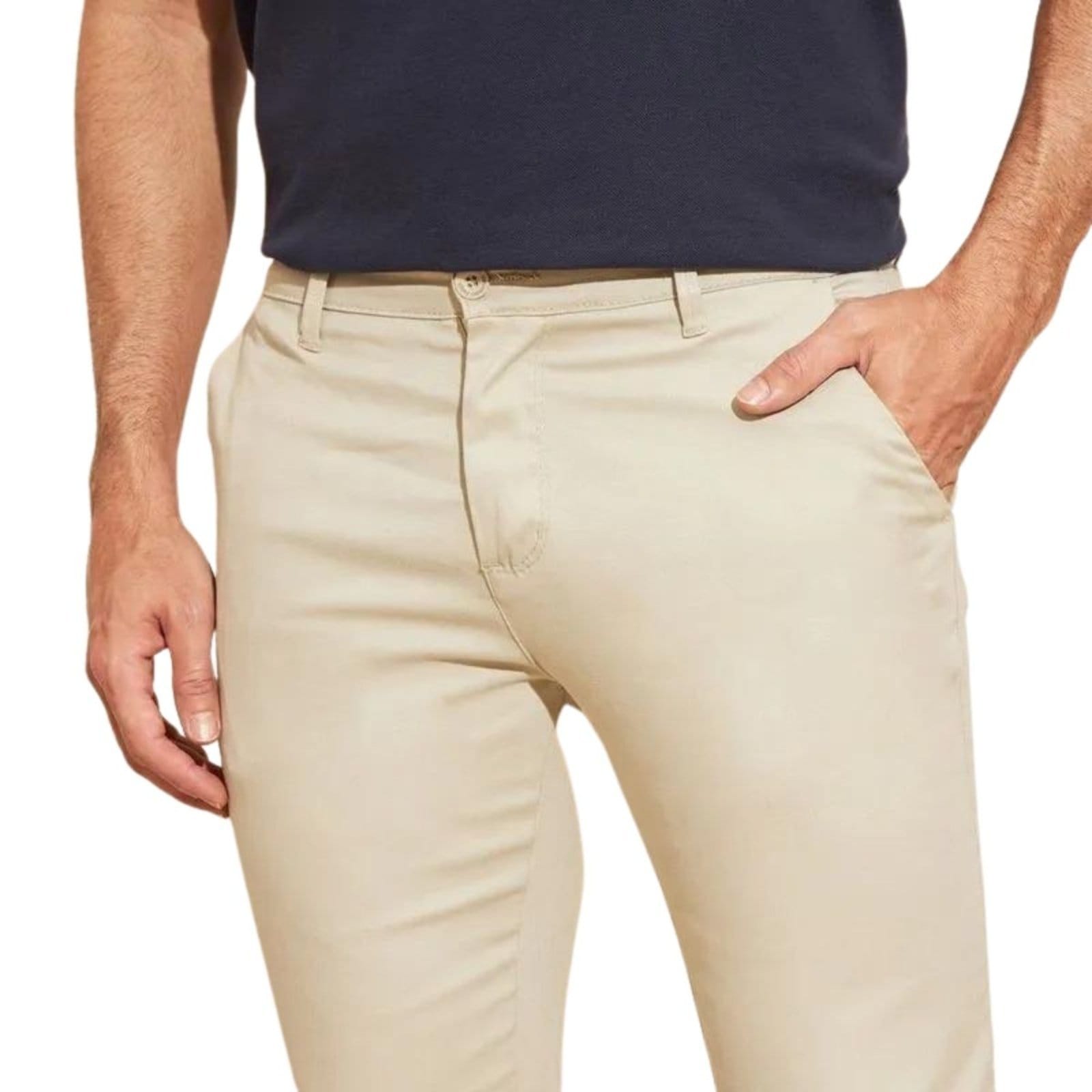 Vista 2 Kit 2 Calças FMF de Sarja Chino Com Bolso Traseiro Embutido Alfaiataria Skinny e Areia FMF caramelo