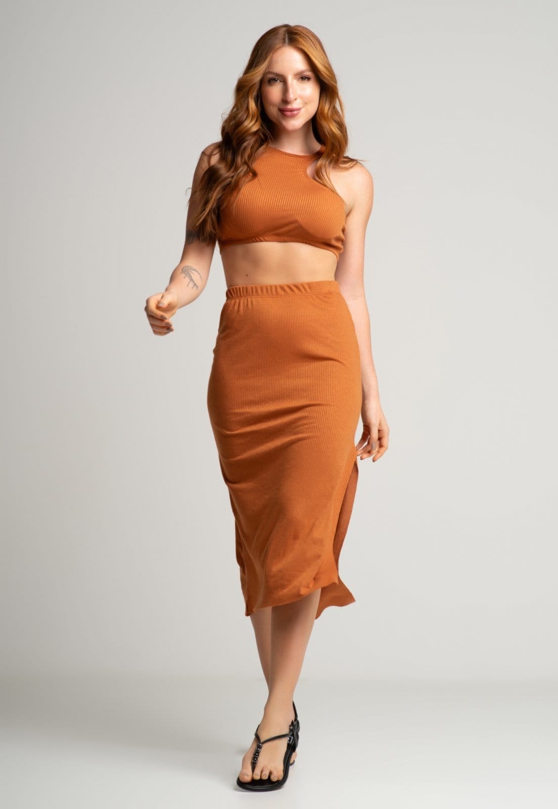 Vista principal Conjunto Vekyo Cropped e Saia Midi Com Fenda Top Canelado Casual Terracota VEKYO laranja