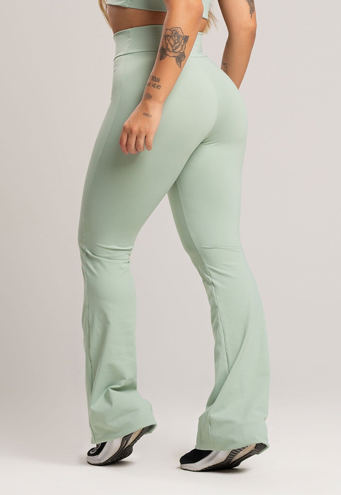 Vista 2 Calça MVB Modas Flare Pantalona Poliamida Pistache Mvb Modas verde/verde oliva