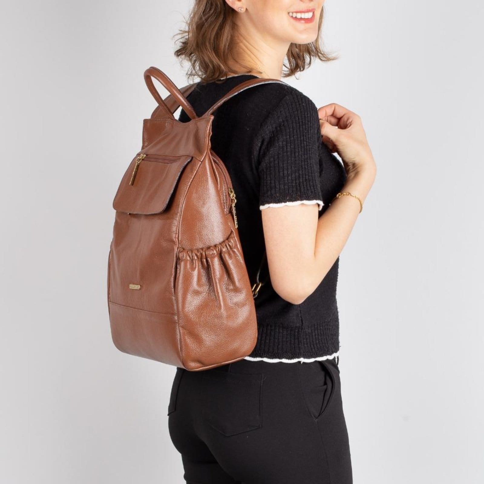 Vista 2 Mochila Andrea Vinci Couro Antifurto Suelen Andrea Vinci marrom