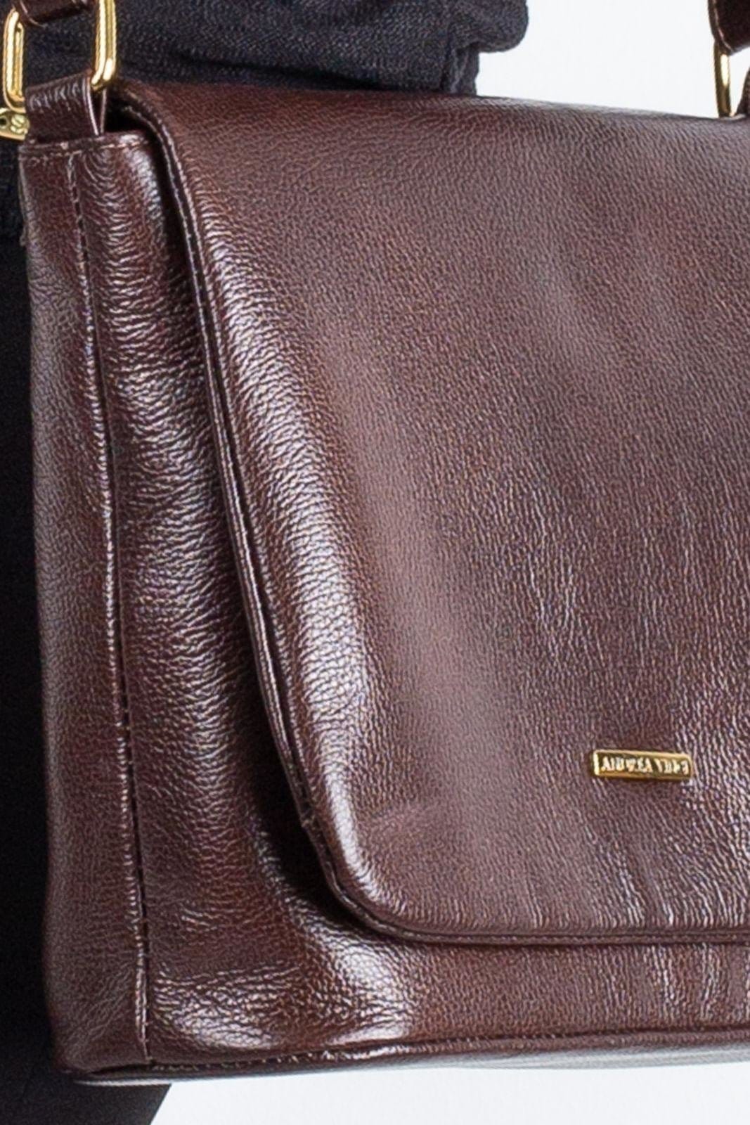 Vista 2 Bolsa Andrea Vinci Transversal Em Couro Liso Com Tampa Isadora - Café Andrea Vinci vermelho