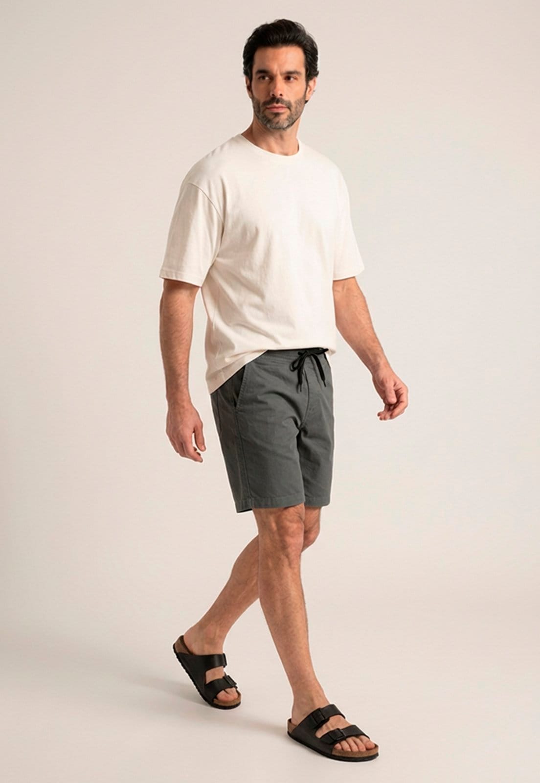 Vista 2 Bermuda Masculina Sarja Slim Fit com Cós Elástico e Cordão Conforto Mobilidade e Estilo Casual Macaw cinza