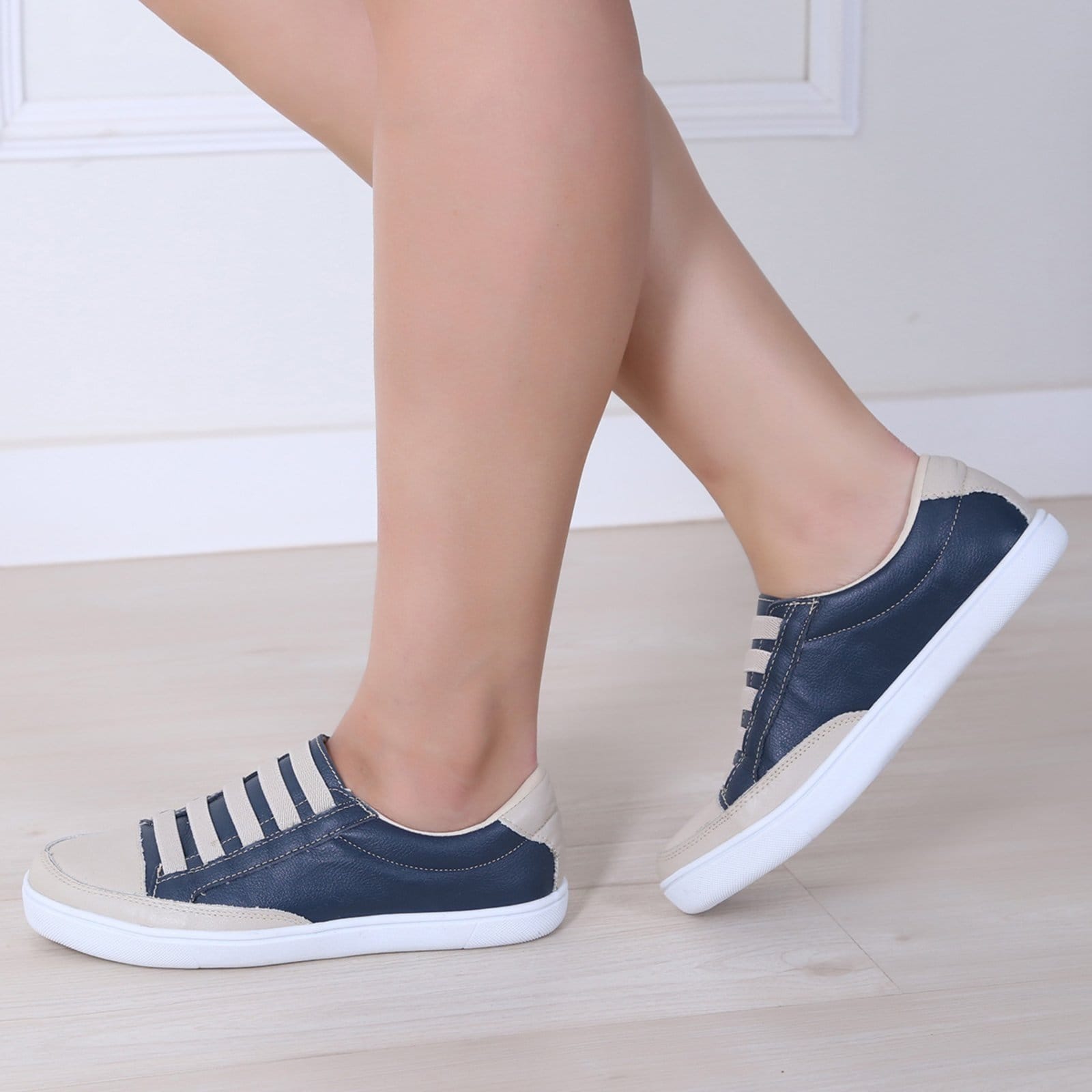 Vista 2 Tênis de Couro Casual Básico Confortável Leve com ROMEU E JULIETA SHOES azul marinho/bege