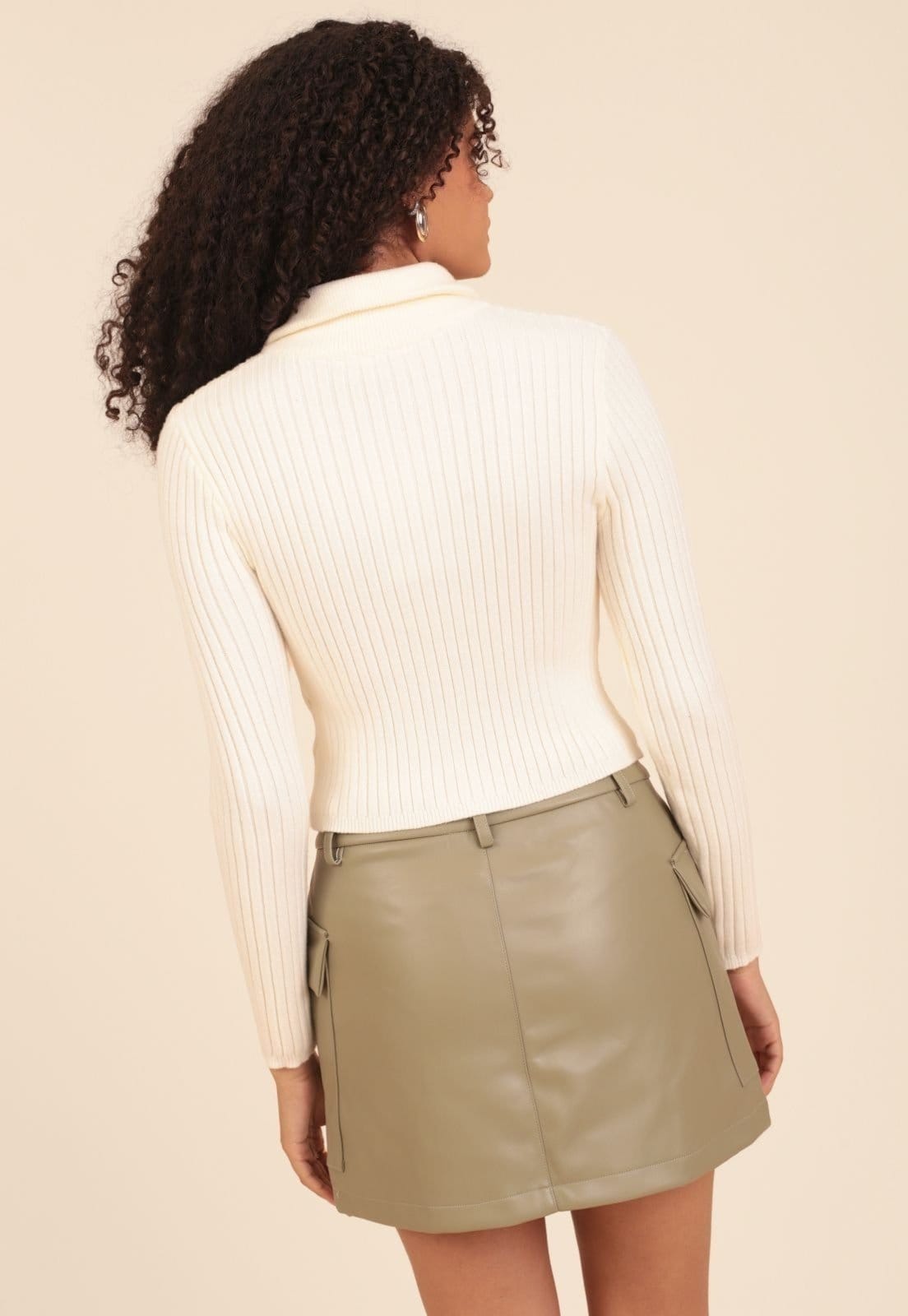 Vista 2 Saia Curta Em Pu Com Bolso Cargo Pop Me verde militar