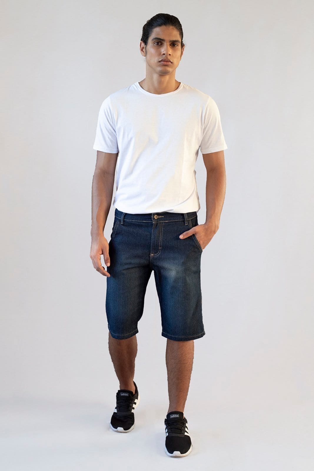 Vista 2 Bermuda Jeans Premium Masculina Unak Aruba Preta Versatti preto