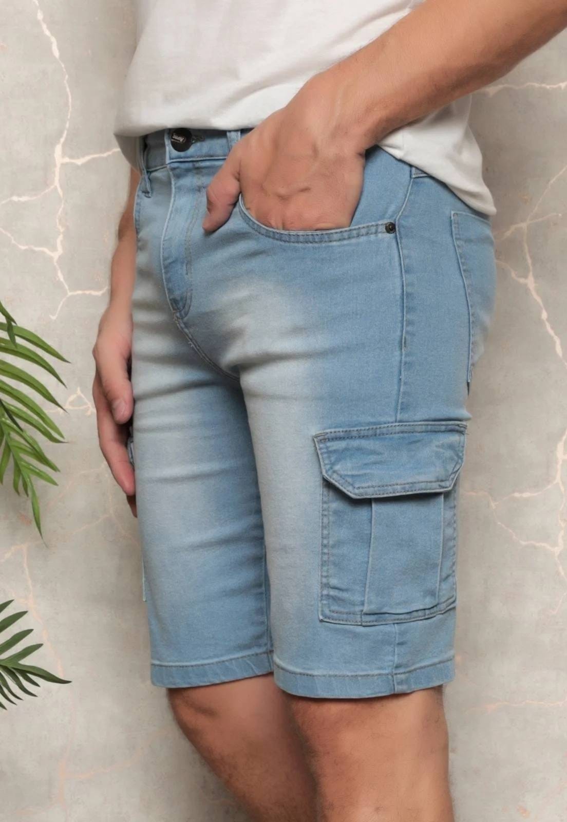 Vista 2 Bermuda Jeans Cargo Masculina Avec Confortável E Estiloso Lavagem Clara Avec azul