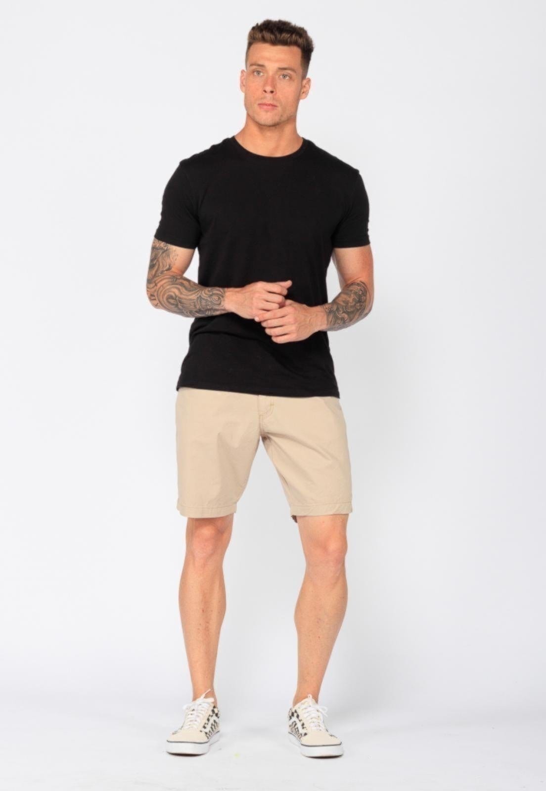 Vista 2 Bermuda Masculina Chino em Sarja Conforto e Estilo Casual Macaw bege