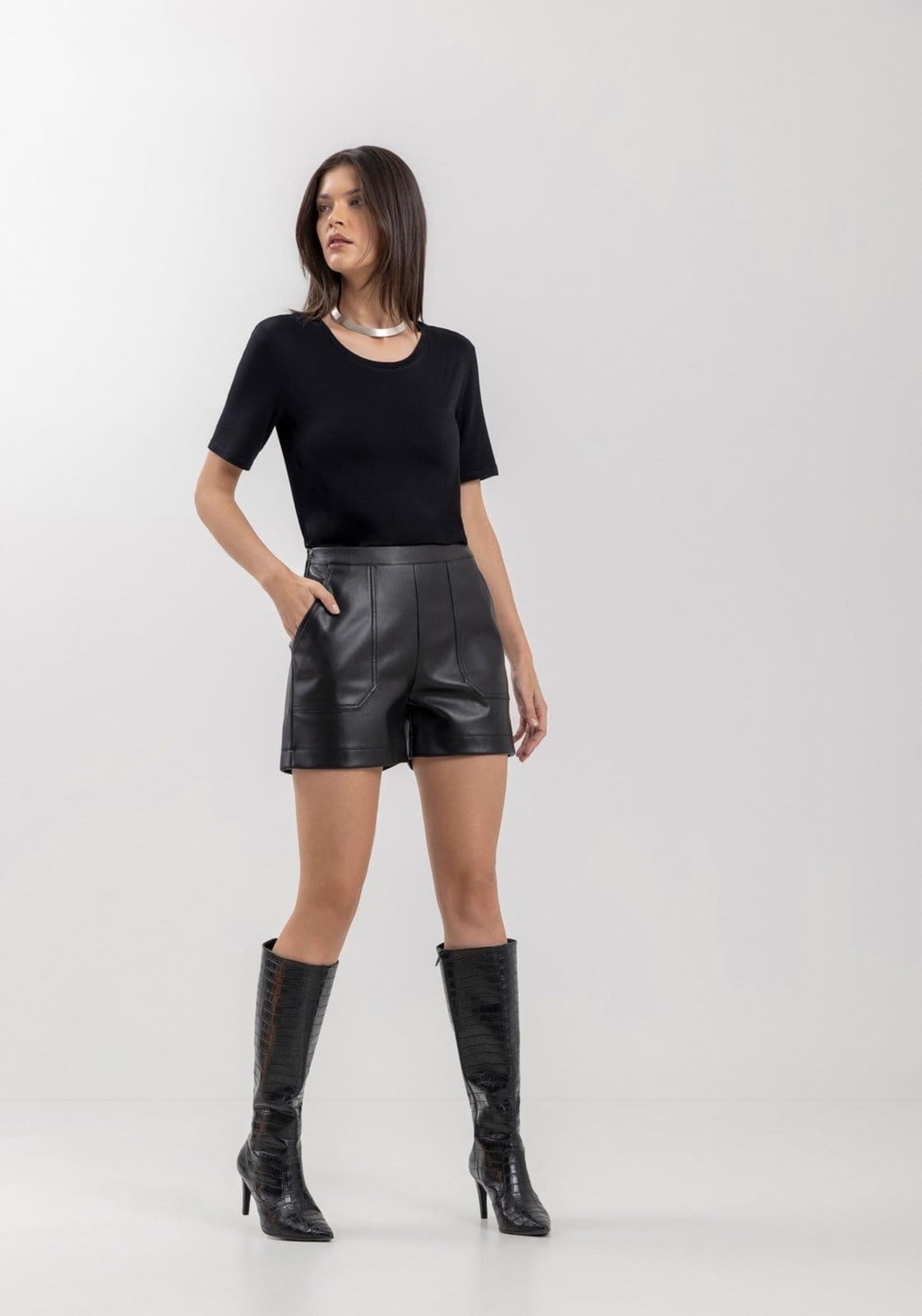 Short Curto Em Pu Com Bolsos Frontais E Cintura Média