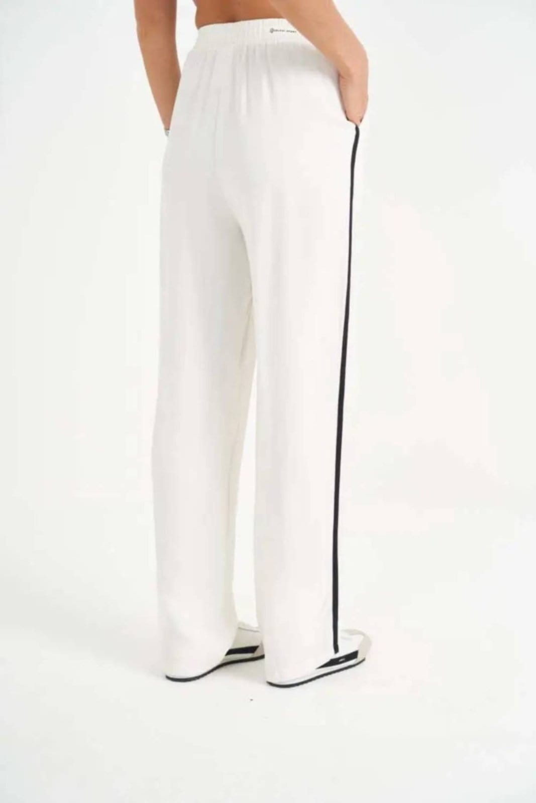 Vista 2 Calca Colcci Sport Comfort 2 Feminina Off Natural Colcci Sport off-white natural