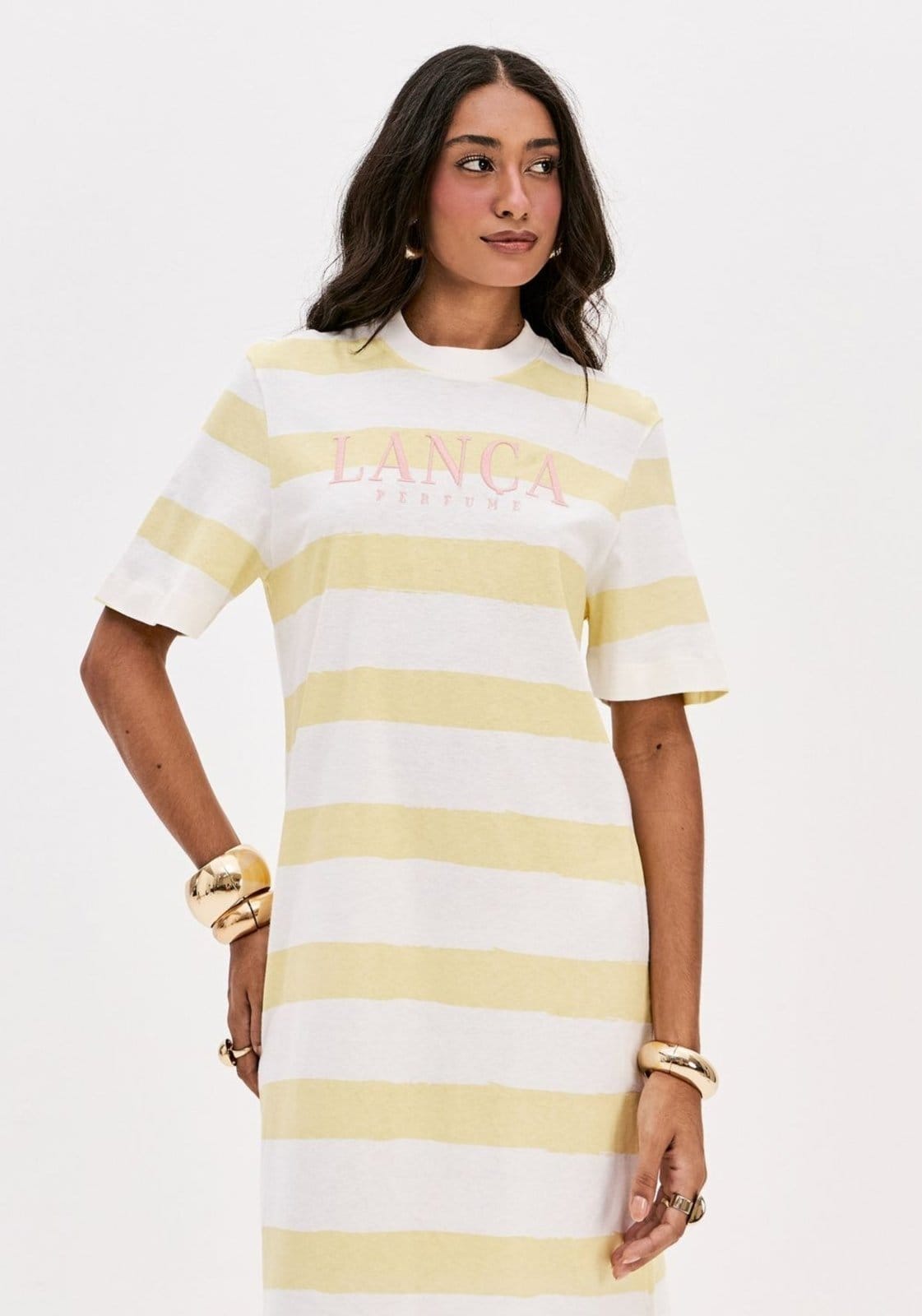 Vista 2 Vestido T-dress Manga Curta Bordado Lança Perfume amarelo