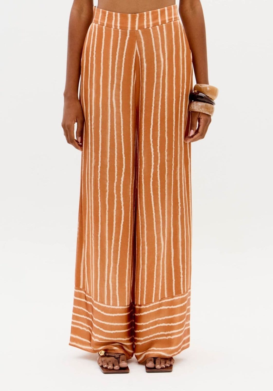 Vista 2 Calça Pantalona Estampada Cintura Alta Lança Perfume marrom