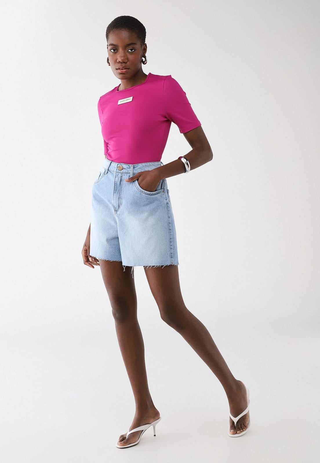 Vista 2 Short Jeans Feminino Lança Perfume Mom Super High Lavagem Clara Lança Perfume azul