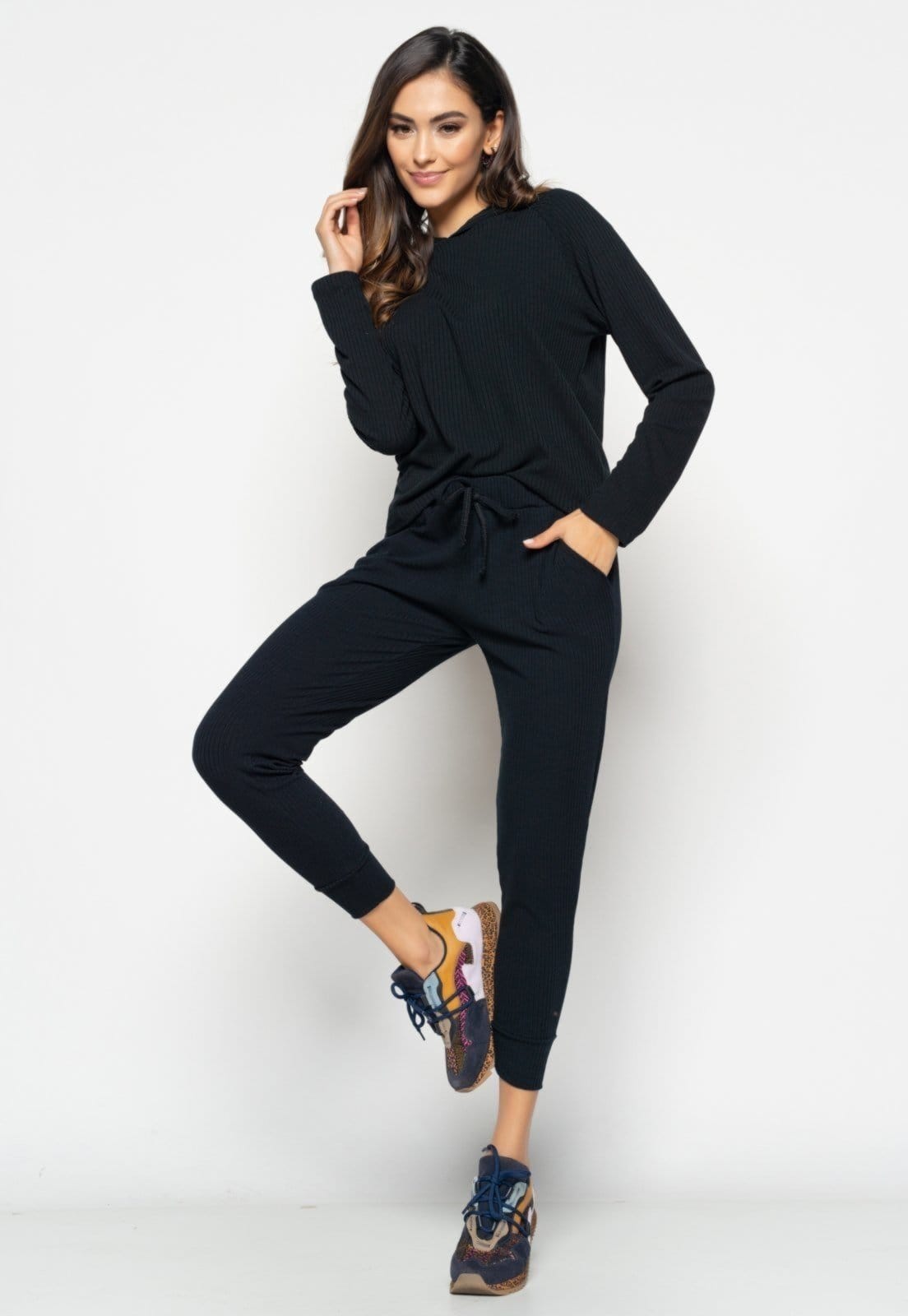 Vista 2 Conjunto Salvatore Comfy Com Casaco e Jogger Canelado Salvatore Fashion preto