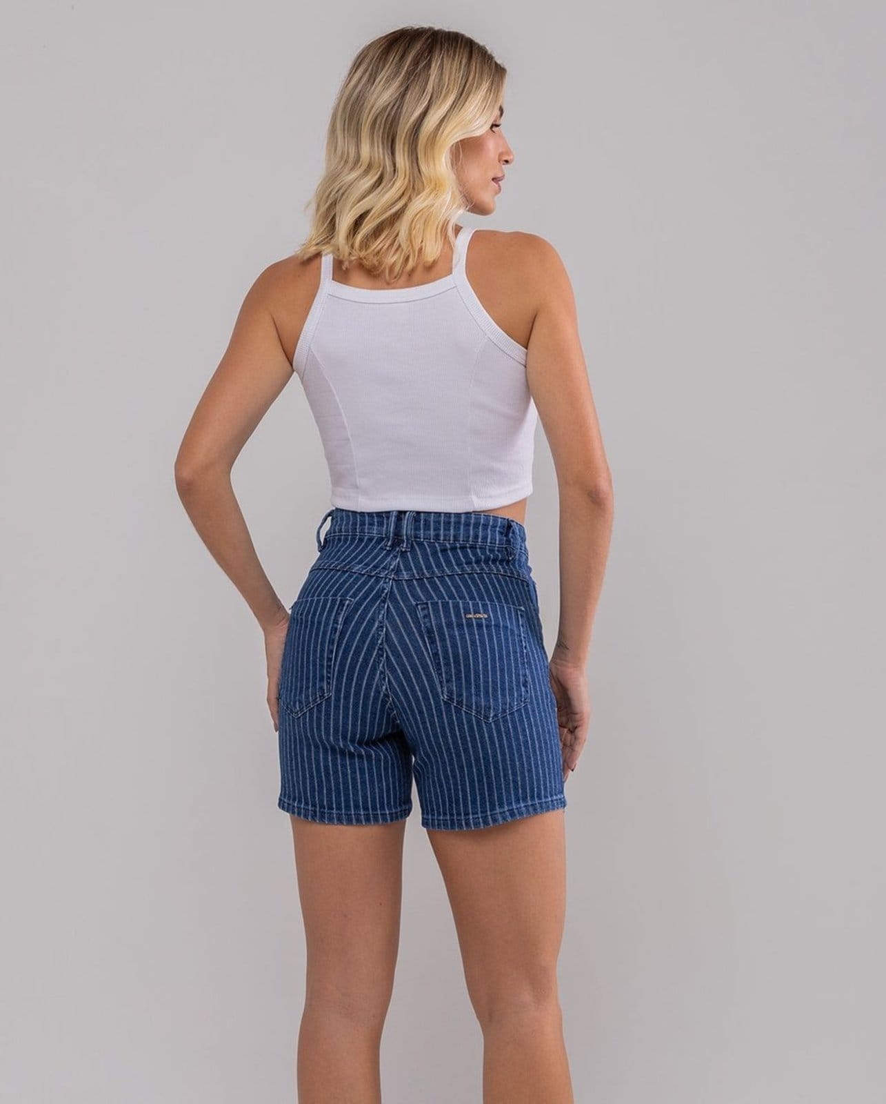 Vista 2 Shorts Mom Feminino Cintura Alta Risca de Giz 23625 Escura Consciência jeans