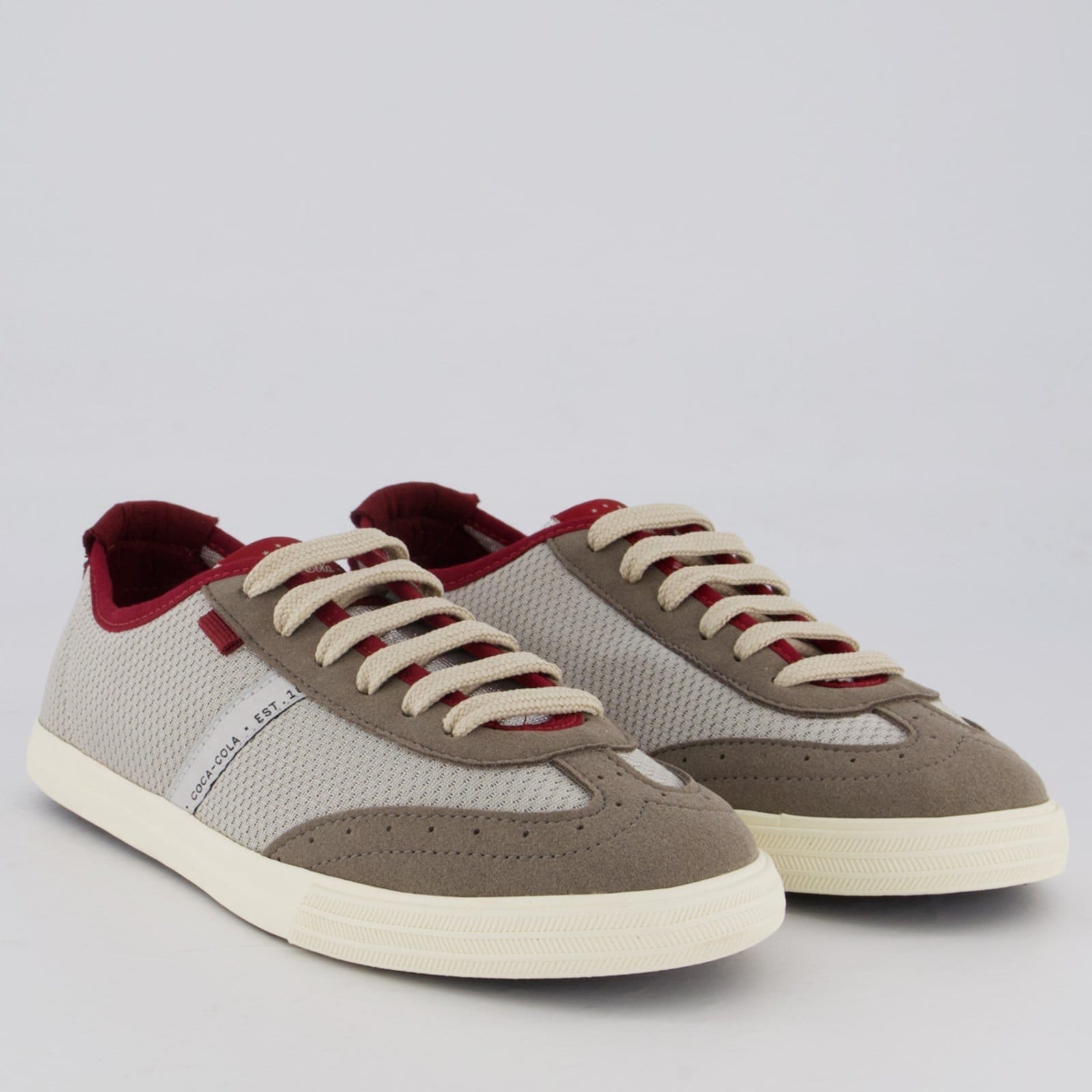 Vista 2 Tênis Coca Cola Glint Feminino e Bordô Coca-Cola cinza