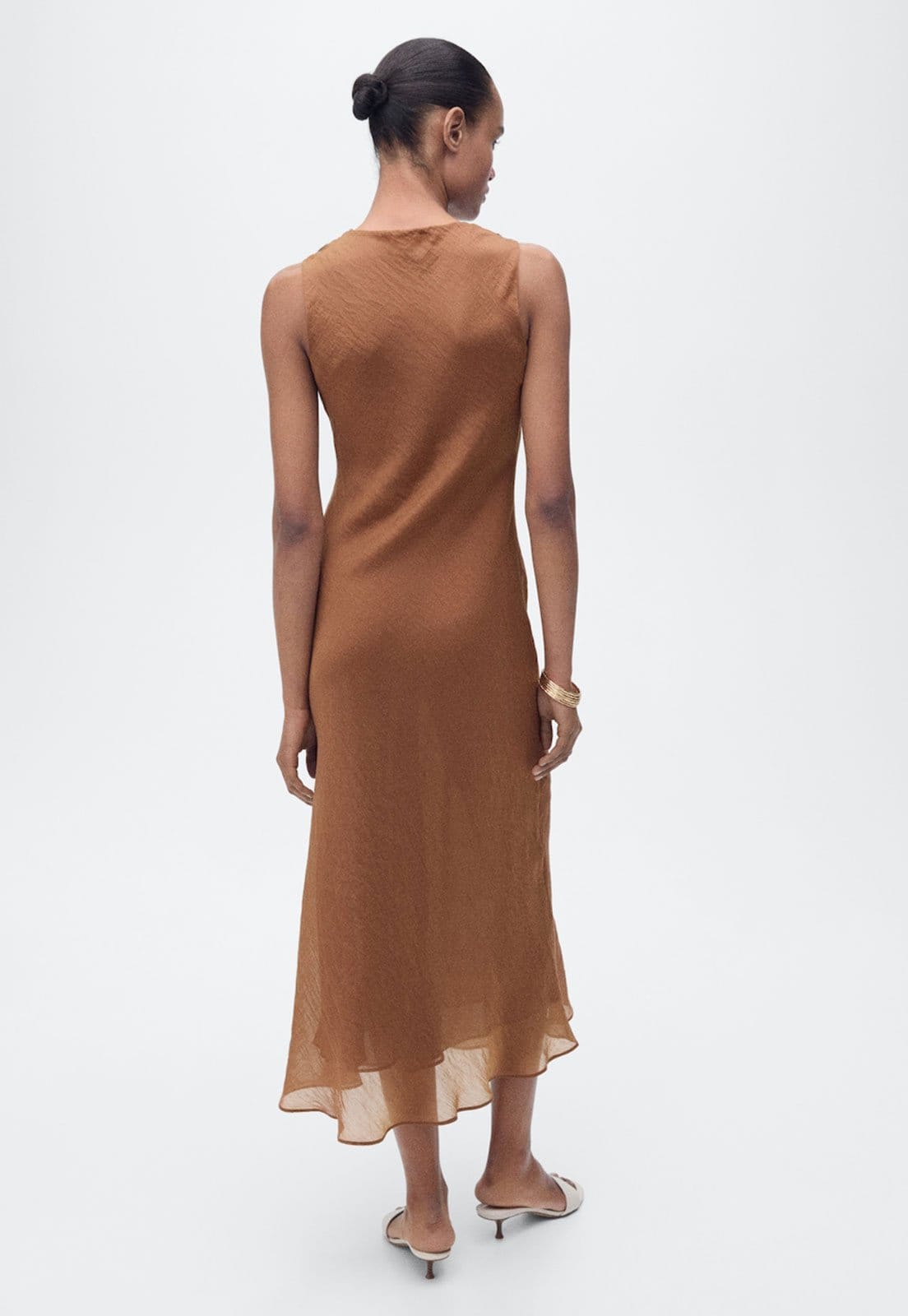 Vista 2 Vestido Mango Midi Decote Degagê Mango caramelo