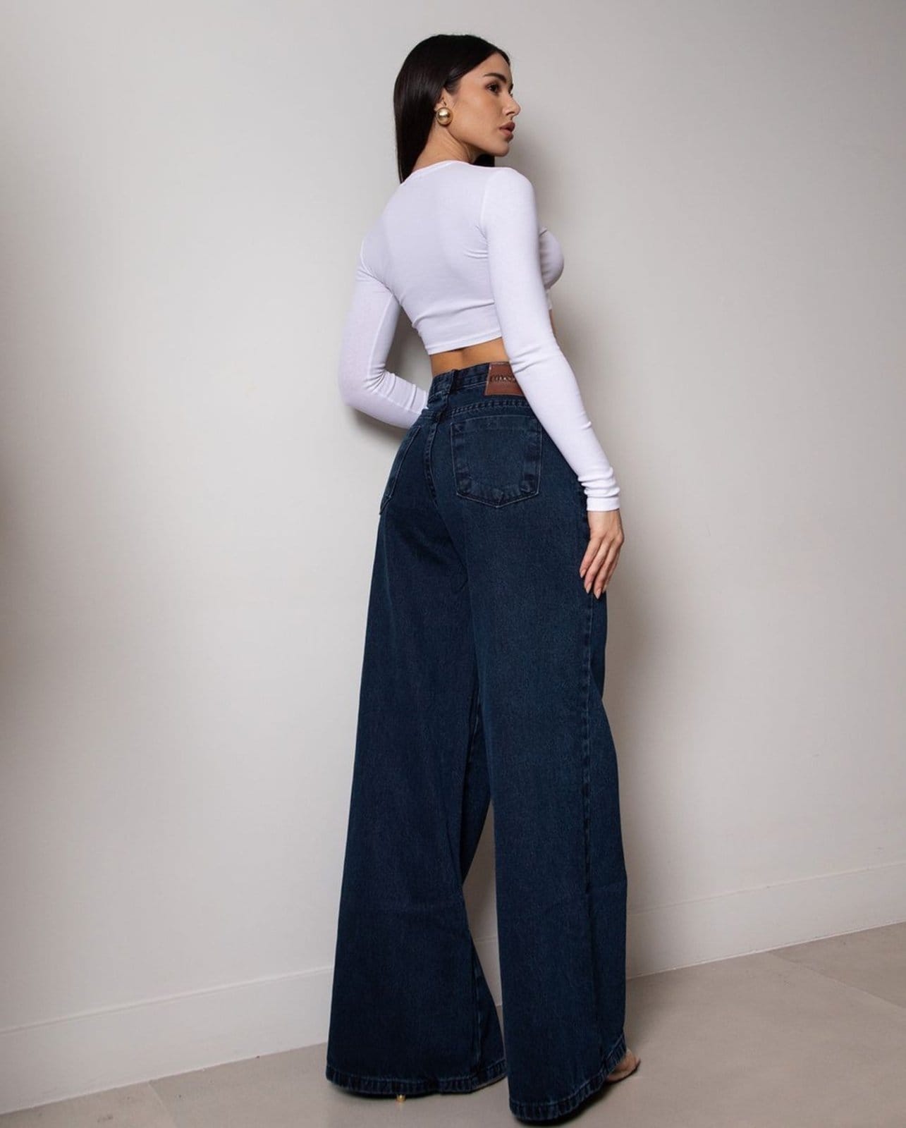 Vista 2 Calça Jeans Wide Leg Feminina Relaxed Cintura Baixa 29909 Black Blue Consciência jeans black