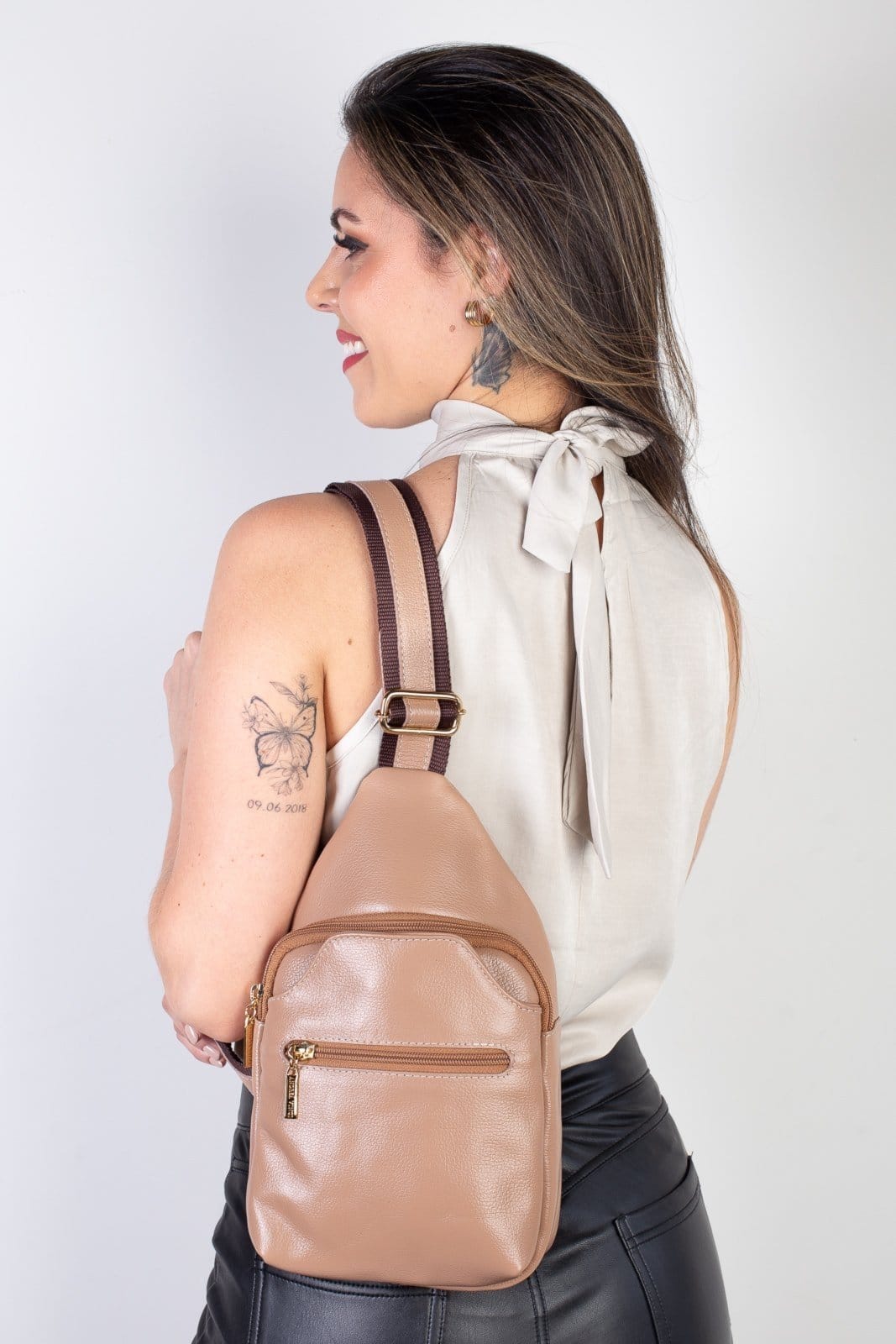Vista 2 Mini mochila feminina transversal de couro liso Jenny Andrea Vinci bege