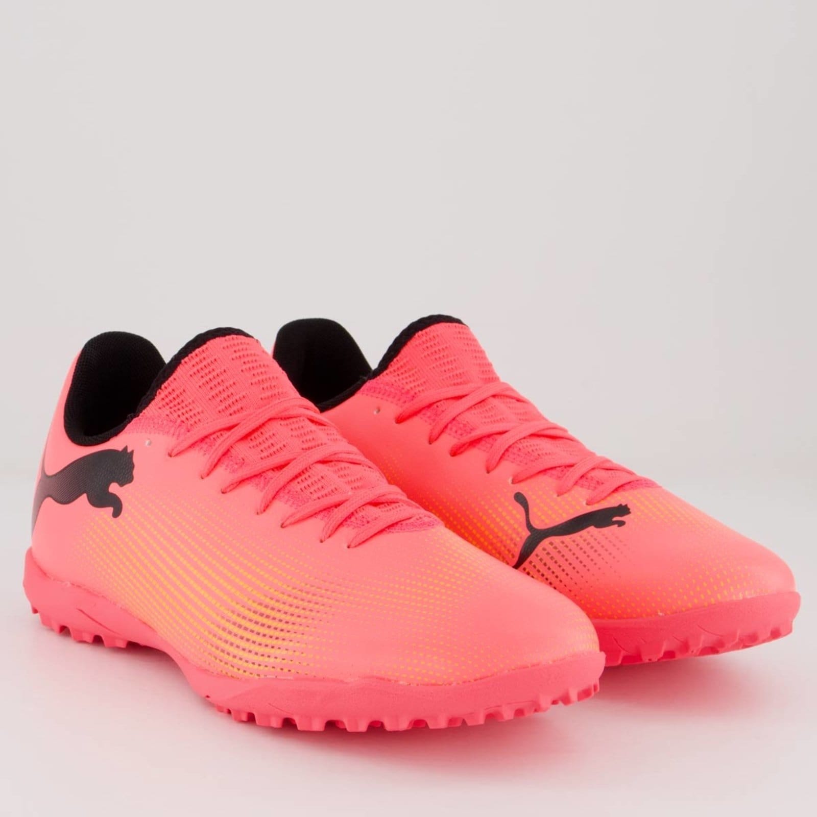 Vista 2 Chuteira Puma Future 7 Play TT BDP Society Puma rosa