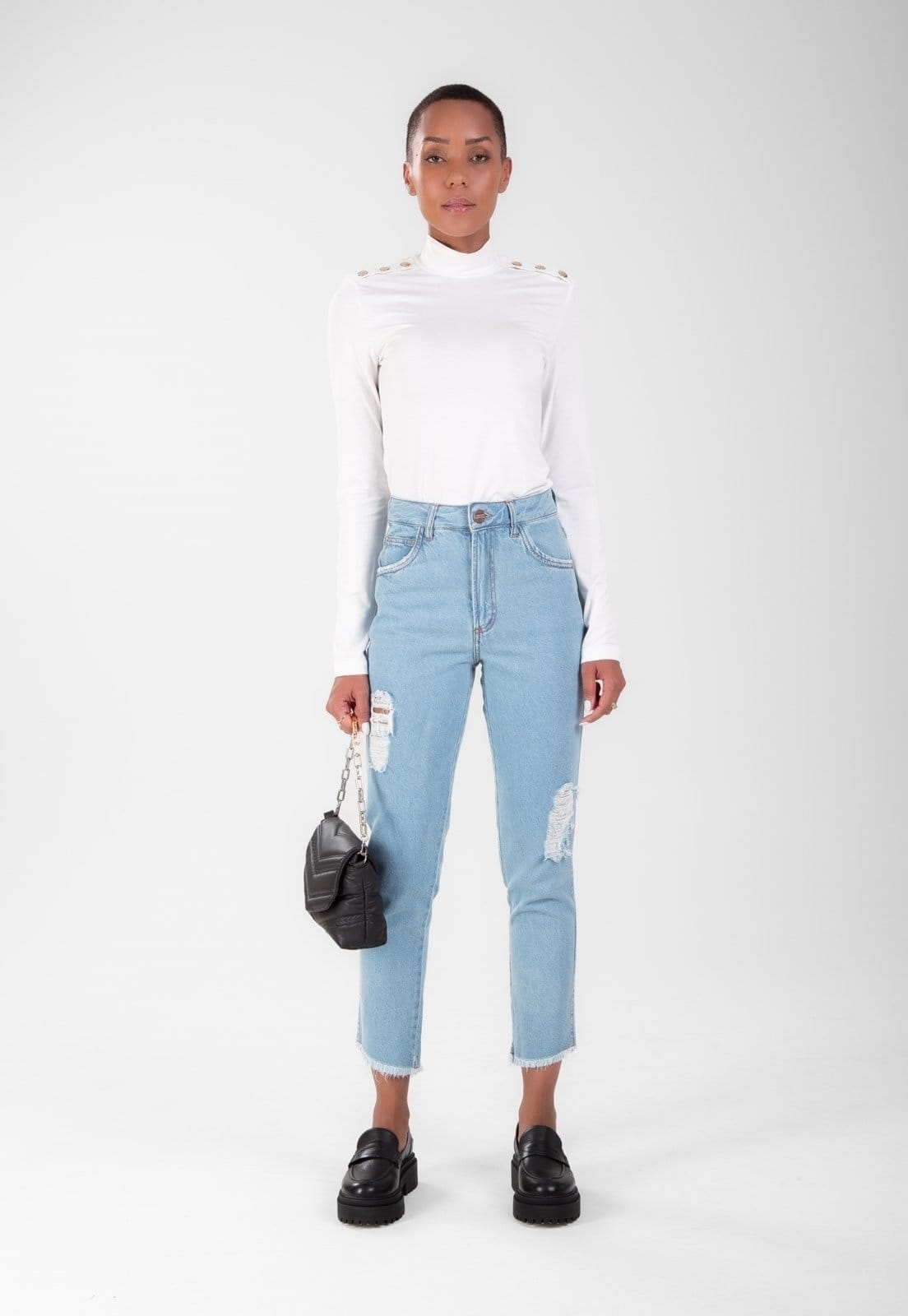 Vista 2 Calça Traymon Mom 5 Bolsos Delavê Traymon jeans