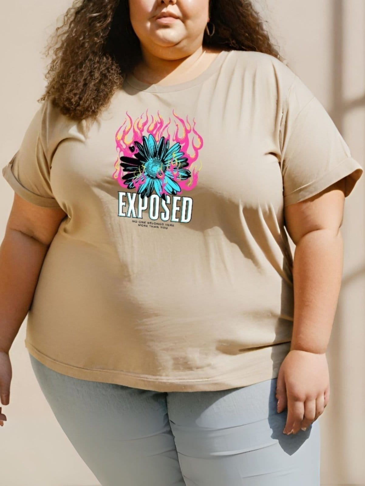 Vista 2 Camiseta Feminina T-shirts GuGi Plus Size Blusinhas Baby Look Flor com Fogo Camisa Caqui Gugi cáqui caqui